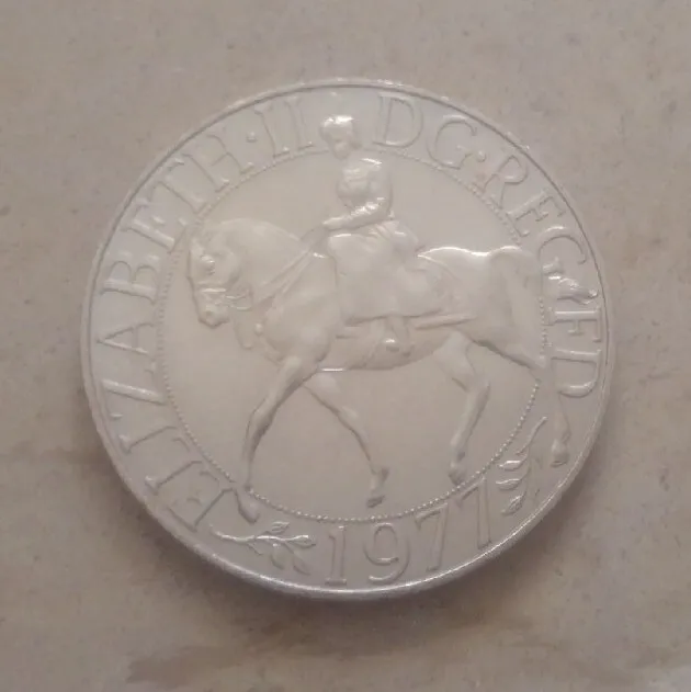 1977 Silver Jubilee Coin Queen Elizabeth II Royal Mail Family Vintage Medal I UK