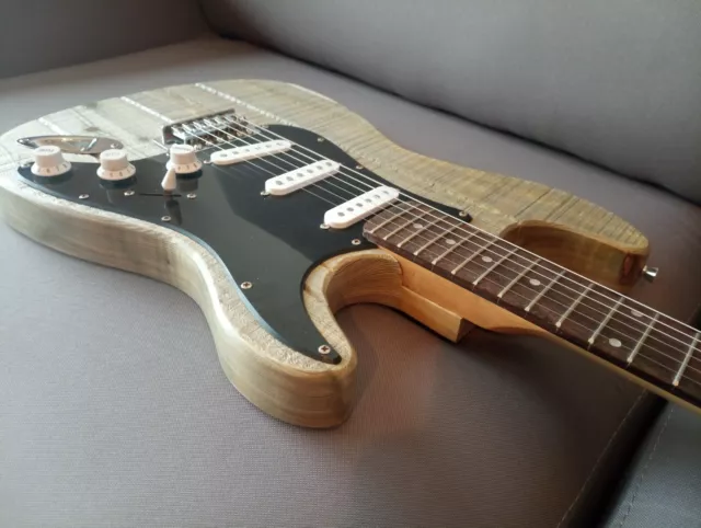 Guitare électrique customisée type stratocaster en mélèze  5