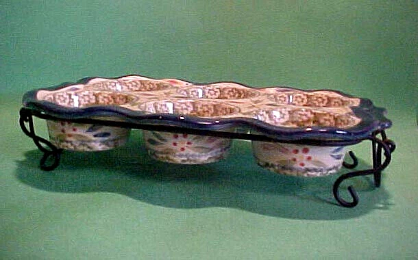 TEMP-TATIONS by TARA OLD WORLD MUFFIN/CUPCAKE BAKER & METAL HOLDER ~ BLUE TRIM