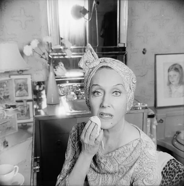 ACTRESS GLORIA SWANSON At Her Home In New York 1965 OLD PHOTO 9 EUR 6 ...