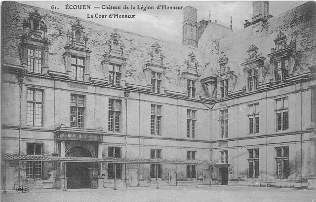 Cpa 95 Ecouen Chateau De La Legion D'honneur Cour D'honneur