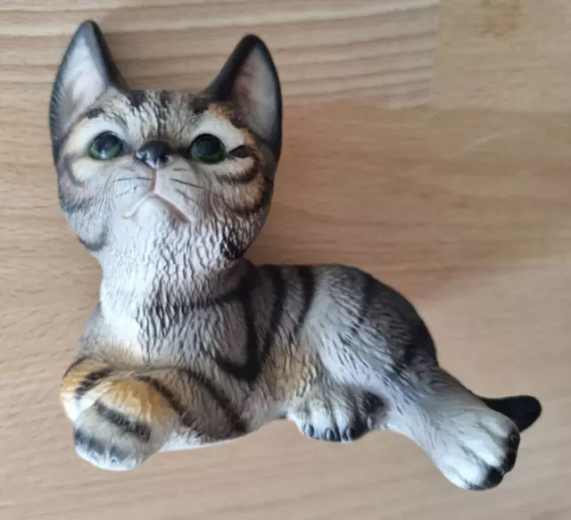 Getigerte Katze (handbemalte Porzellanfigur) - "Royal Präsente"