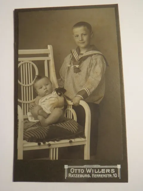 Ratzeburg - 2 bambini piccoli - ragazzo in abito da marinaio e bambino / CDV