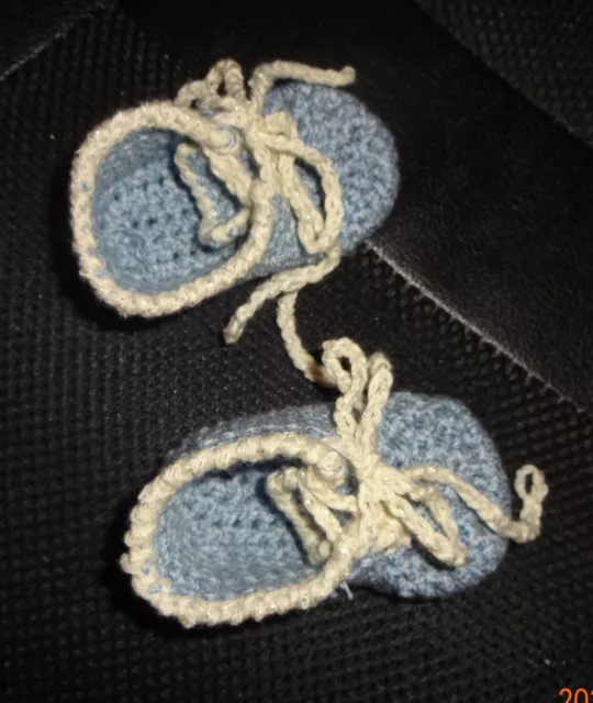 Babyschuhe hellblau weiß handgehäkelt Punto Baumwolle Frühling/Sommer