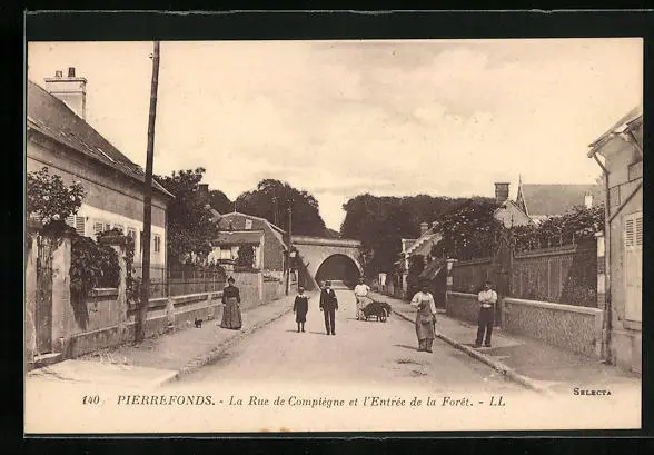CPA Pierrefonds, La Rue de Compiègne et l´Entrée de la Forêt