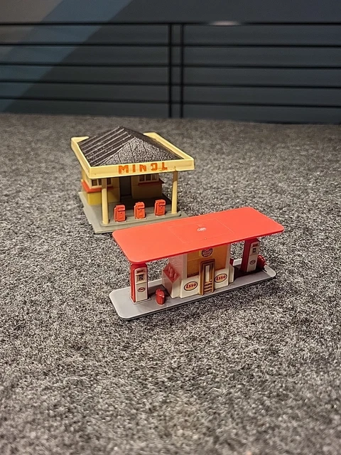 HO Scale 1:87 L-Shape Bates Style Motel Kit - 3D Printed Gray Plastic By Model Scenery World - USA Made, Unpainted