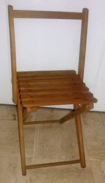 Ancienne petite chaise et tabouret pliant en bois