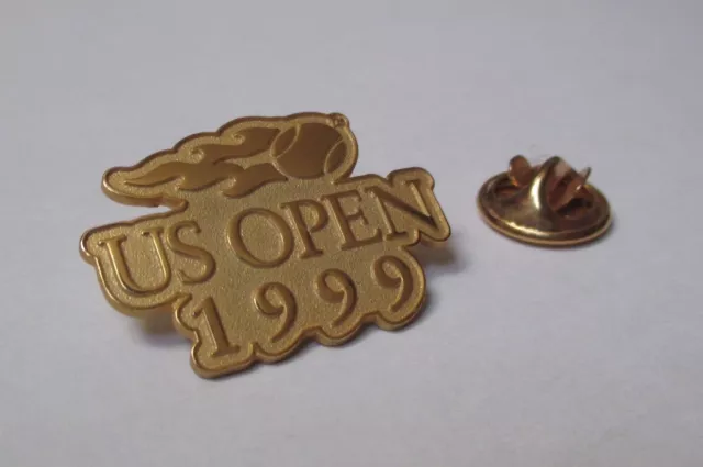 pin's tennis / Logo US Open 1999 (doré signé USTA 1999) longueur: 3 cm