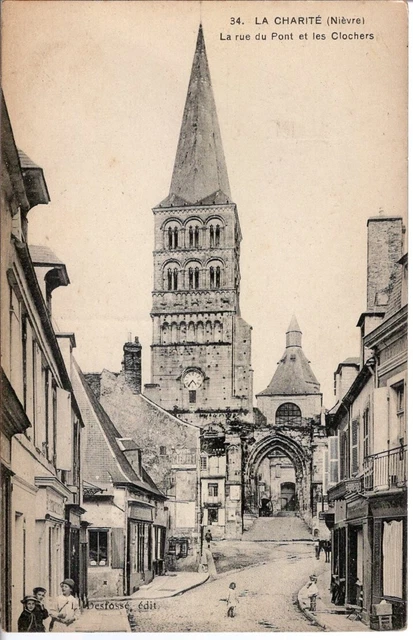 58 - LA CHARITÉ - la Rue du Pont et les Clochers