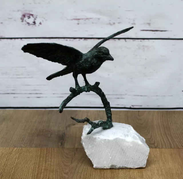 Bronzefigur Vogel offene Flüegel auf Ast sitzend mit Stein Gartendekoration