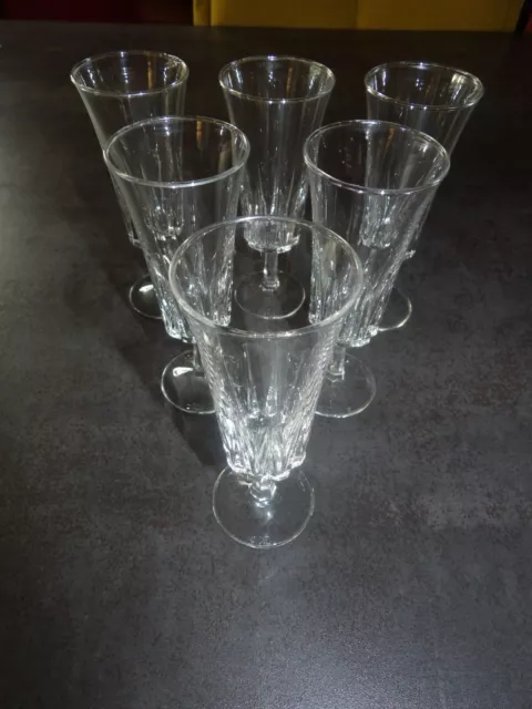 Lot de 6 anciennes flûtes à champagne en verre moulé