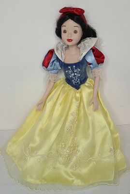 EUC Disney Snow White Porcelain Doll 16" Brass Key Keepsake Princess 2002 VTG