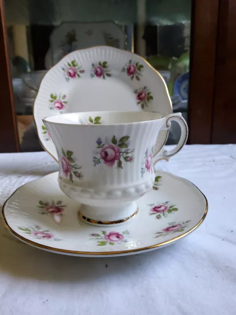 Pretty vintage "Elizabethan " Tea Trio England