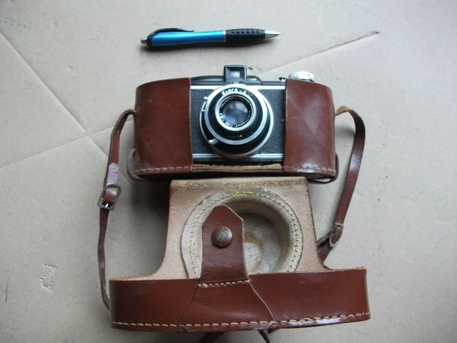 Deux appareils photographiques en bakélite : Ultra Flex et Photax