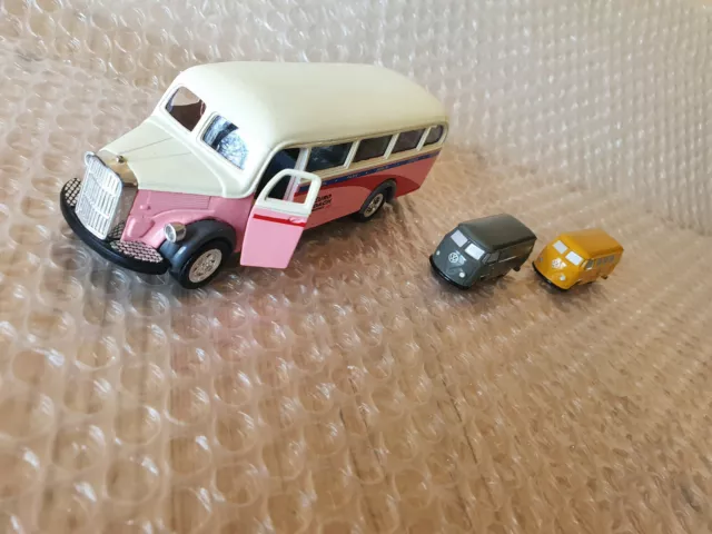 1 Mercedes Modell-Bus zum Aufziehen und 2 Schuco-Piccolo-VW-Busse - alles Metall