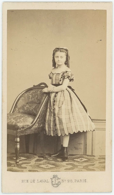 CDV circa 1865. Portrait d'une petite fille par Cremière à Paris.