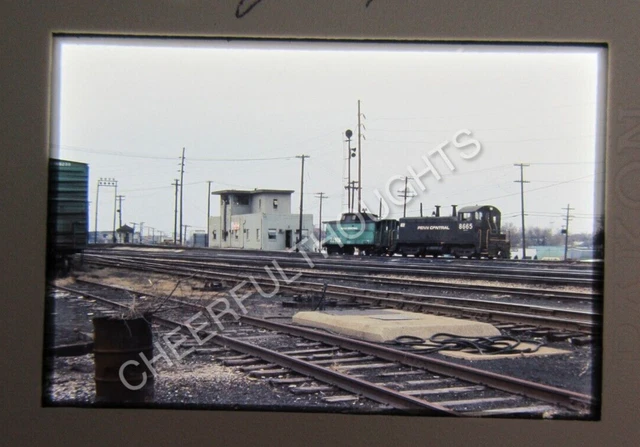 Original  '76 Ektachrome Slide PC Penn Central 8665 NW2 w/Caboose & Tower   37Y7