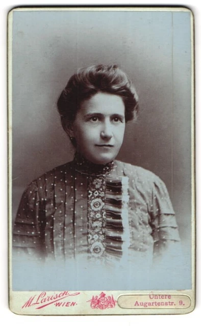 Fotografie M. Larisch, Wien, Untere Augartenstr. 9, Junge Dame im modischen Kle