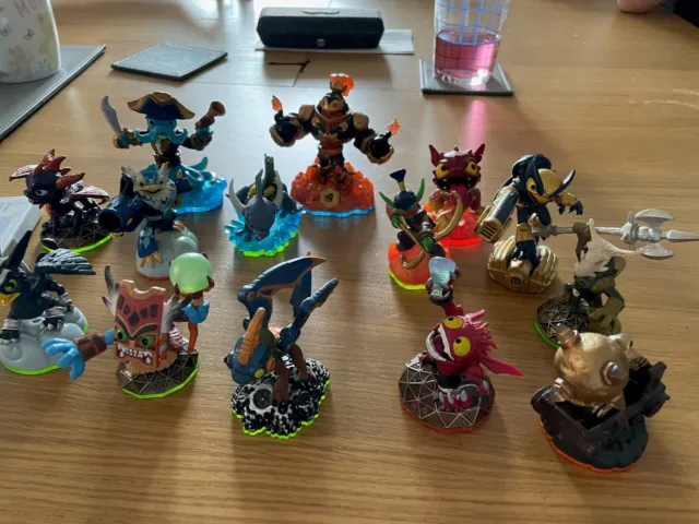 Skylanders figuring bundle with Wii Swap Force Game