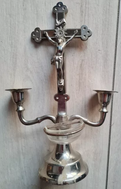 Crucifix avec bénitier et 2 chandeliers. Fin du 19è s. Objet de dévotion.