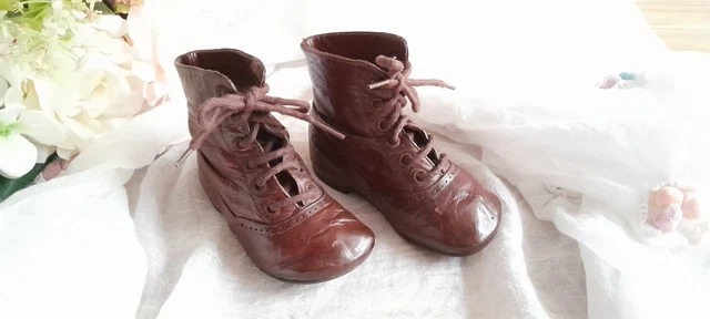 jolies chaussures cuir poupée ancienne