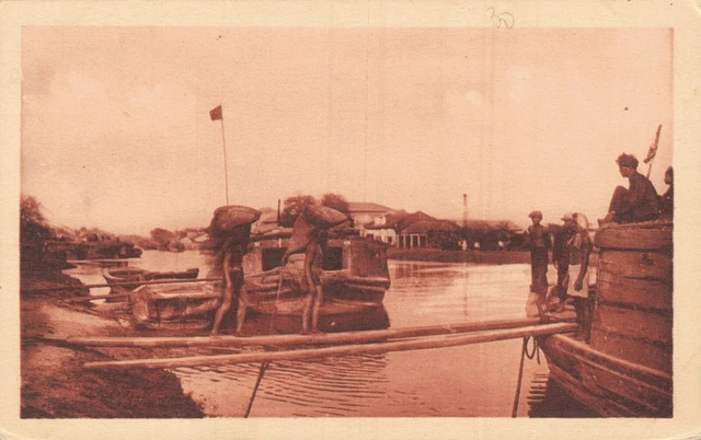 Vietnam Cochinchine Cholon Chargement du riz a bord des jonques chinoises 05.51