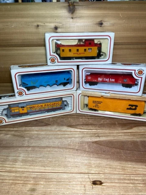 Bachmann Union Pacific EMD Diesel Locomotive Made in Yugoslavia 3 Cars & Caboose