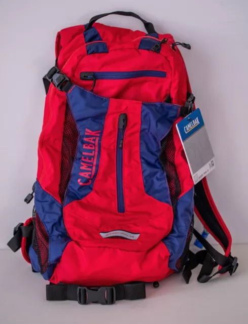 Mochila roja hidratante CamelBak Scudo Trail 16 con cubierta contra la lluvia y el polvo