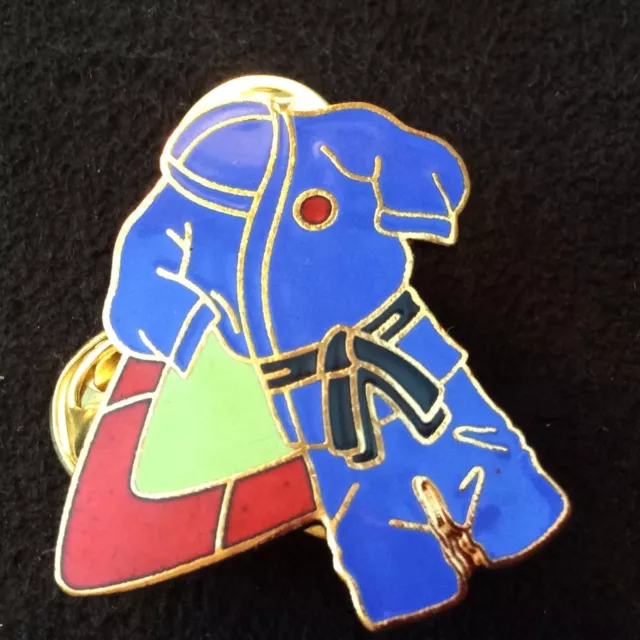 Pin's Folies *** Enamel badge Judo edition 125 ex.Ceinture noire kimono bleu