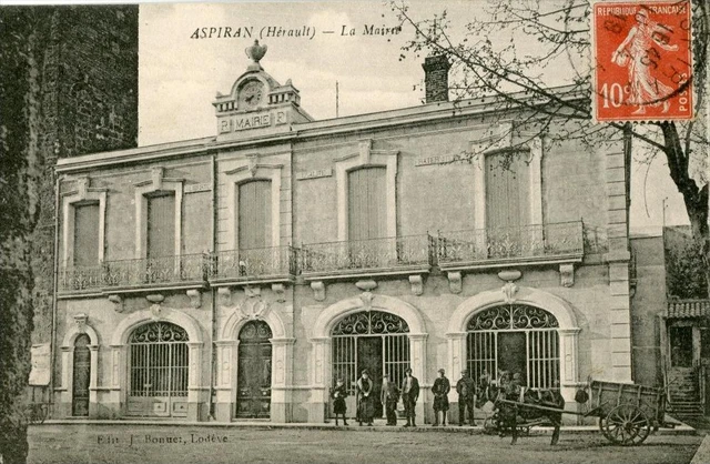 19 CPA. CHAMBERET. place de la mairie et école. fontaine. 1933. - Carte