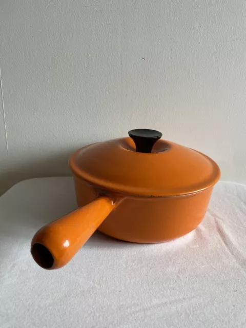 Cocotte, poêlon, caquelon en fonte émaillée orange « le Creuset » 3