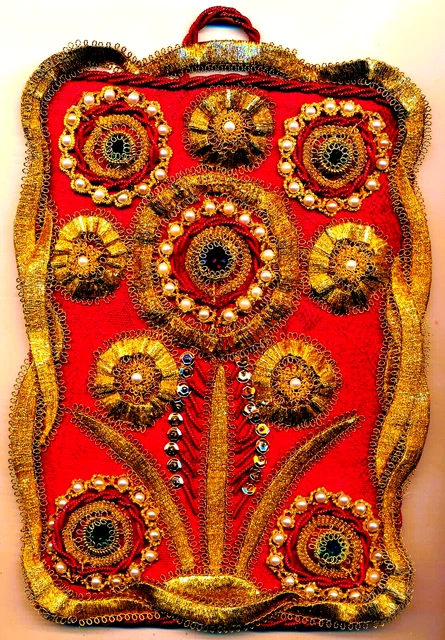Klosterarbeit Handarbeit 20stes Jahrhdt.  Golddeko, Damast, Perlen Glas schön