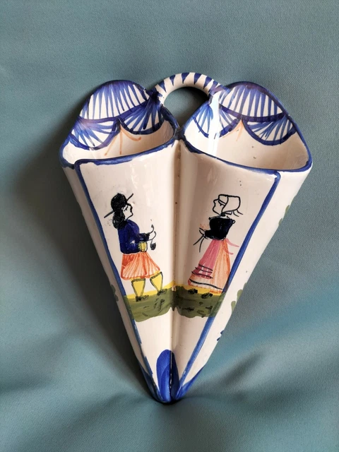 > Bouquetière murale double en faience HB Quimper, décor couple de bretons