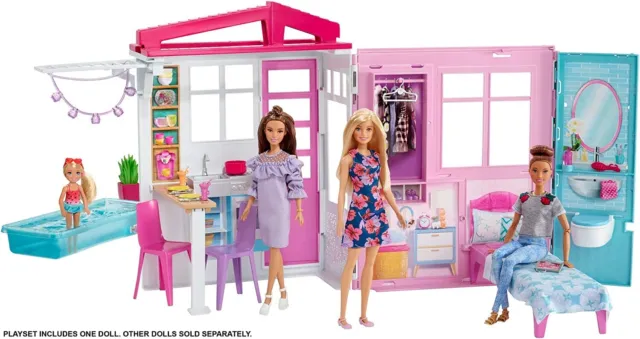 Barbie GWY84 - Ferienhaus mit Puppe, Möbeln und Pool, portables Puppenhaus ca. 4