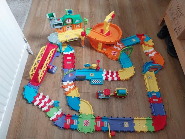 Vtech Toot Toot Motorised Train Station Set. Includes Extra Flexi Track