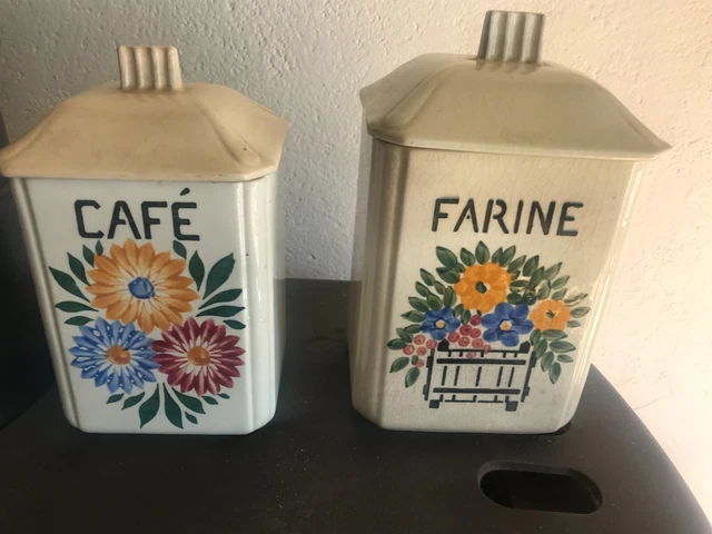 LONGWY. Vase en céramique à décor émaillé bleu de fleurs alternés de
