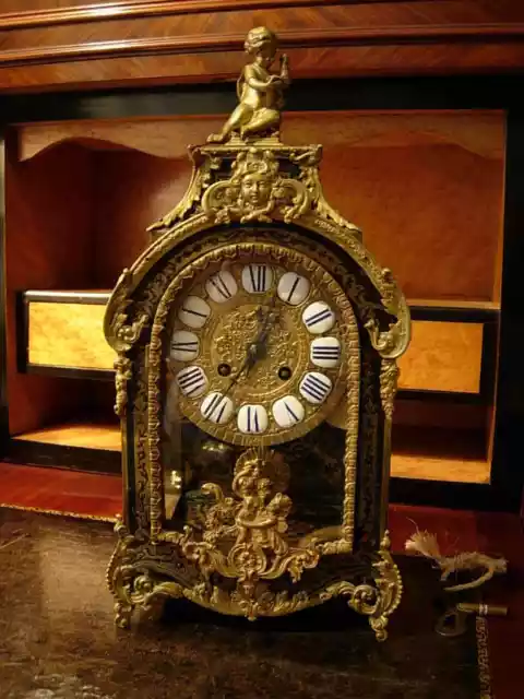 Fantastico Reloj Boulle Con Marqueteria Metalica. Numeros De Porcelana. Luis Xiv
