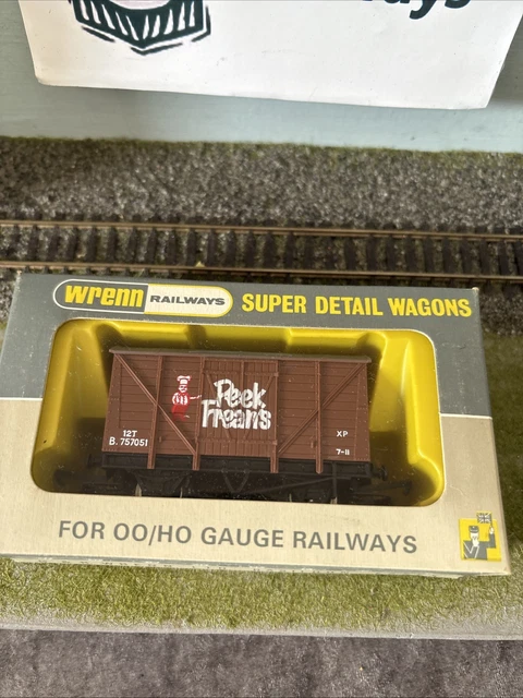 WRENN RAILWAYS W4318 Vent Van "Peek Freans" - OO Gauge - Boxed - Mint £