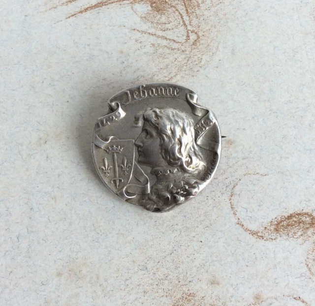 ANCIENNE MAGNIFIQUE BROCHE argentée Jeanne d'Arc à cheval épée rare