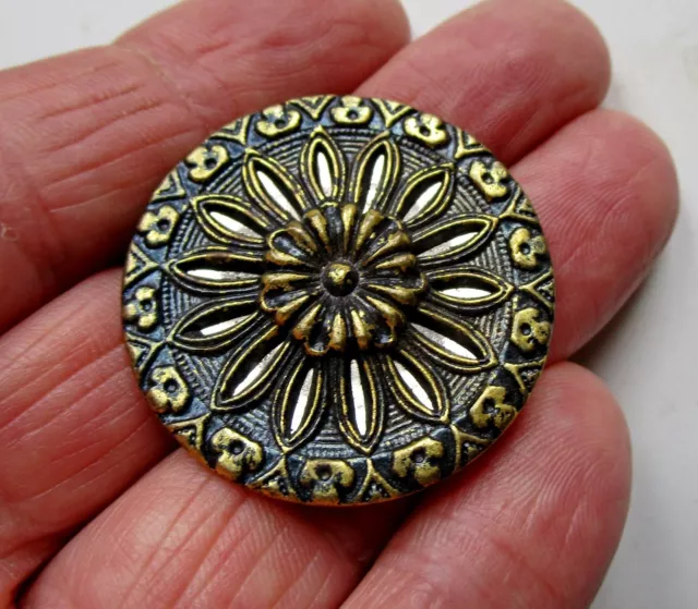 Ancien grand bouton plat en métal doré motif fleur aux pétales miroirs de 36 mm