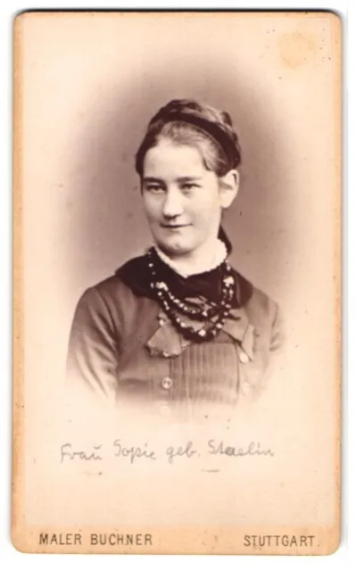 Fotografie Maler Buchner, Stuttgart, Junge Dame im Kleid mit Halskette