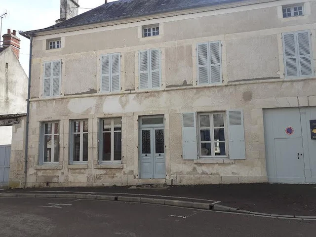 MAISON DE CARACTERE, 19e,  200 m2 habitables, dépendances, cour fermée. 2