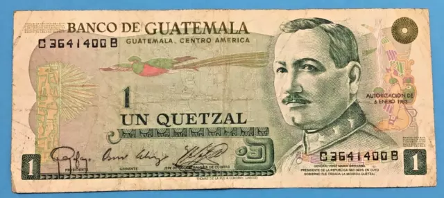 1983 Guatemala 1 UN QUETZAL Banknote C3641400B Enero 6, 1983 w/Sleeve 2