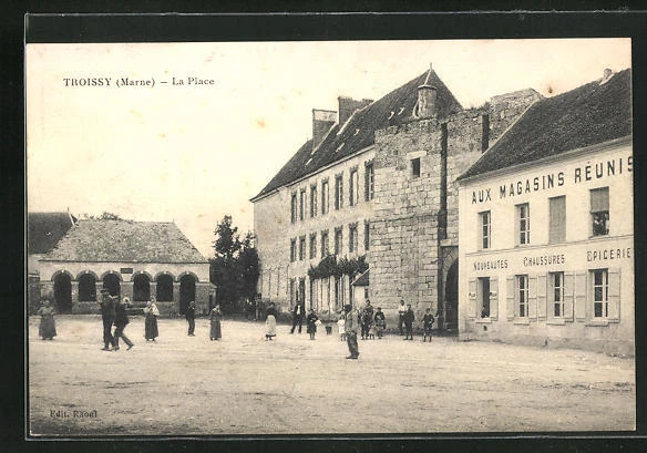 CPA Troissy, La Place, vue partielle