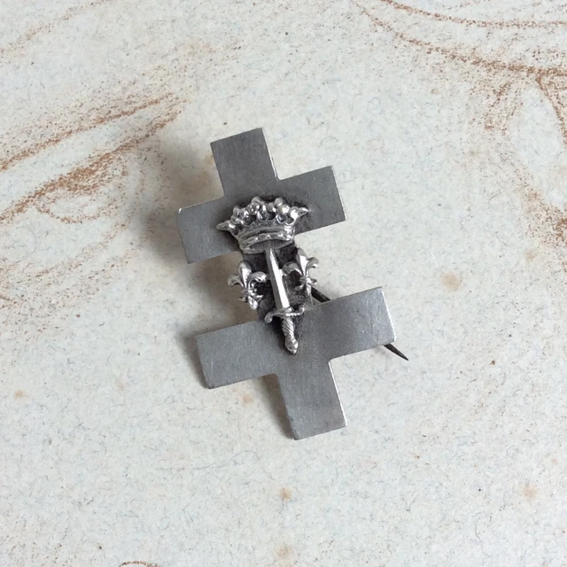 BROCHE EN METAL DORE REPRESENTANT JEANNE D'ARC ET 2 CROIX DE