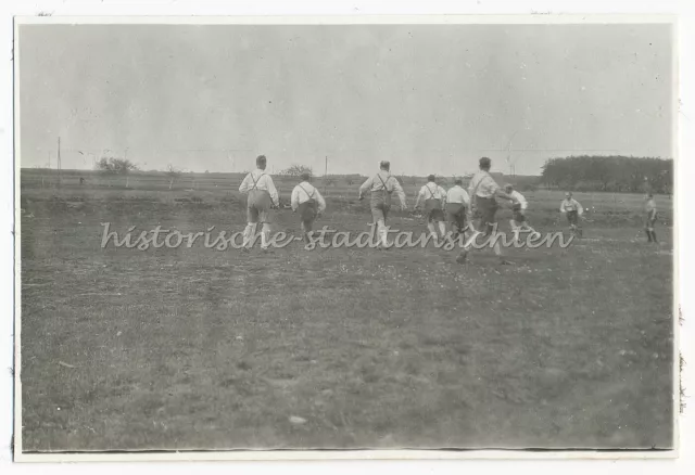 Männer IN Pantaloni IN Pelle Spielen Gioco Calcio - Vecchia Foto 1920er