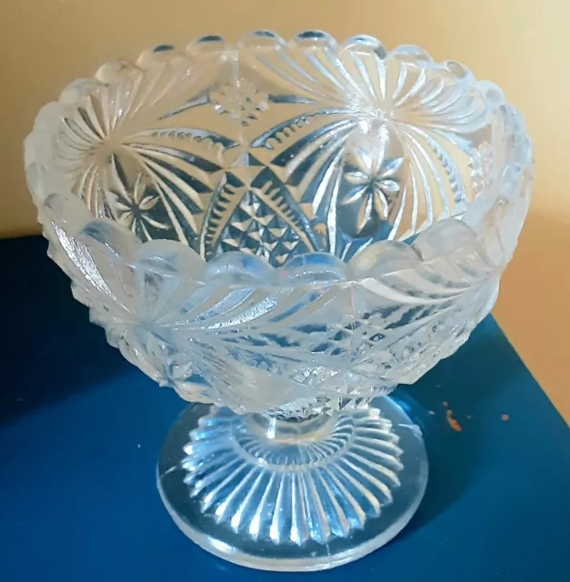 Petite coupe sur piedouche ancienne en verre moulé taillé