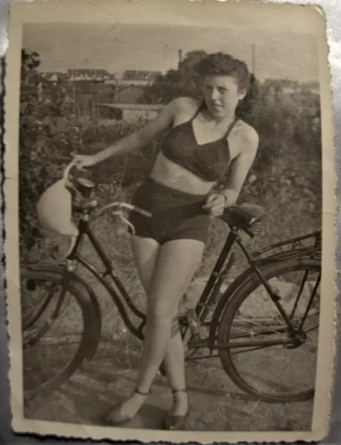 Mädchen Badeanzug und Fahrrad 1948 am Neckardamm Cannstatt Stuttgart