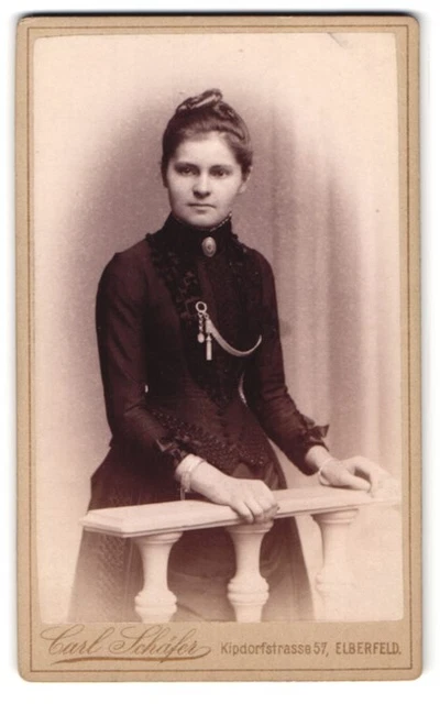 Fotografie Carl Schäfer, Elberfeld, Kipdorfstr. 57, Portrait junge Frau im schw