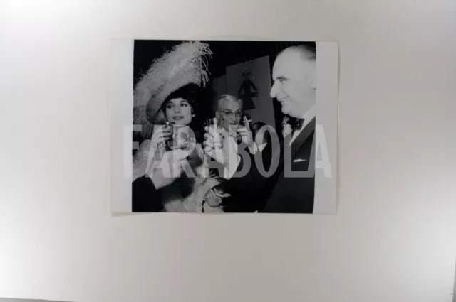 Photo de presse vintage Cinéma Georges Pompidou Ed Elsa Martinelli, 1965 tirage 2